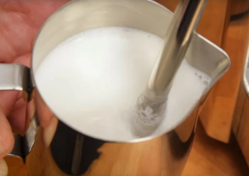 Steam Milk in Electric Kettle_1 Steam Milk in Electric Kettle_1