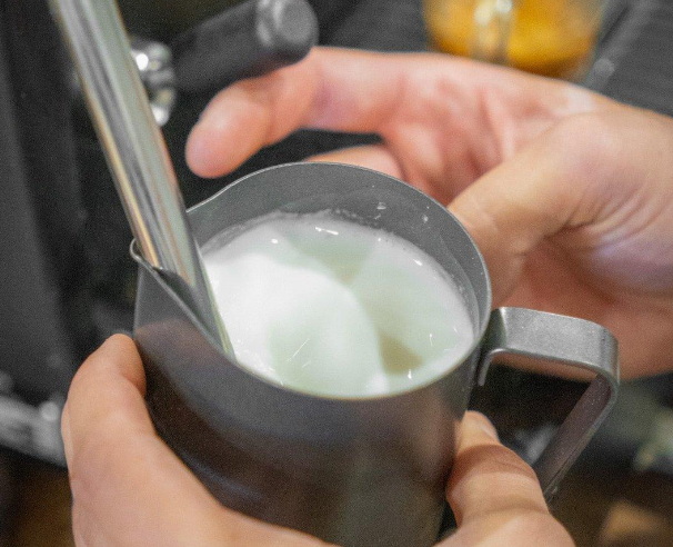 Steam Milk in Electric Kettle_3 Steam Milk in Electric Kettle_3