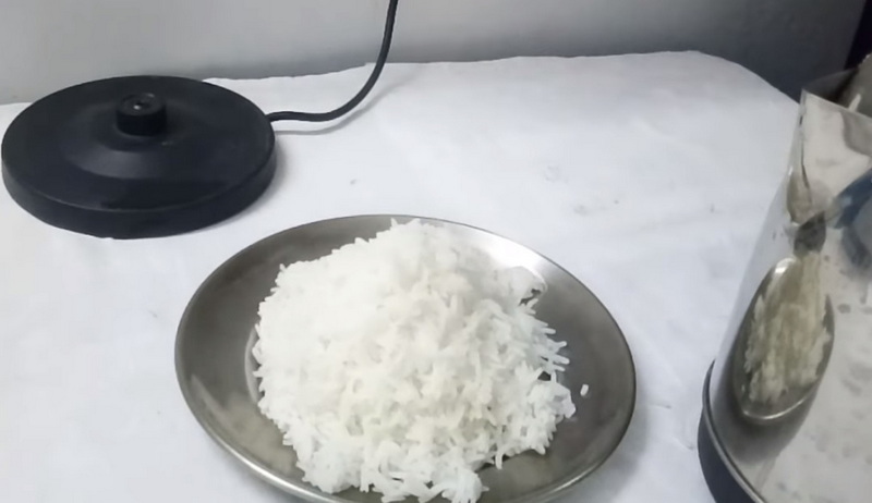 전기 케틀 _2에 쌀을 끓입니다