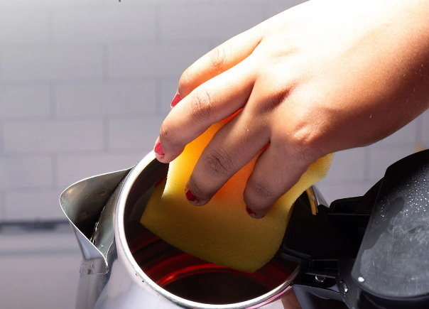 Put Soap in An Electric Kettle_1