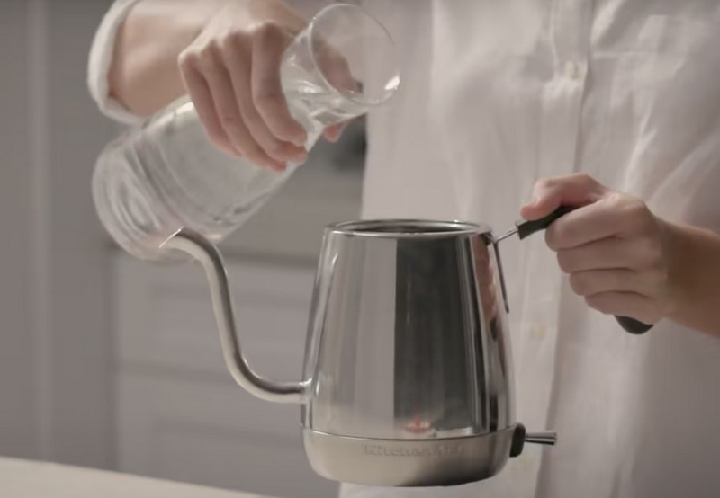 Boil Milk in An Electric Kettle_1
