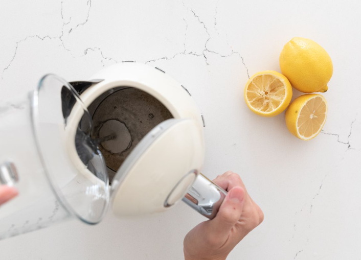 Clean Electric Kettle with Lemon_1